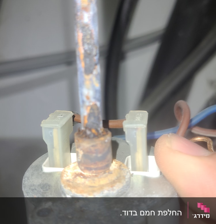 חלק עליון של דוד שמש עם חוטים מחוברים
